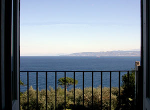 balcone con ampia e incantevole vista sul mare 